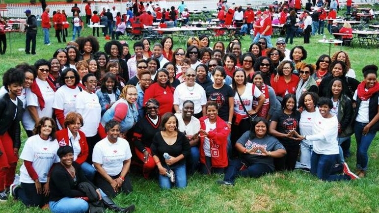 Mu Omicron alumnae posing for a picture at homecoming in 2015