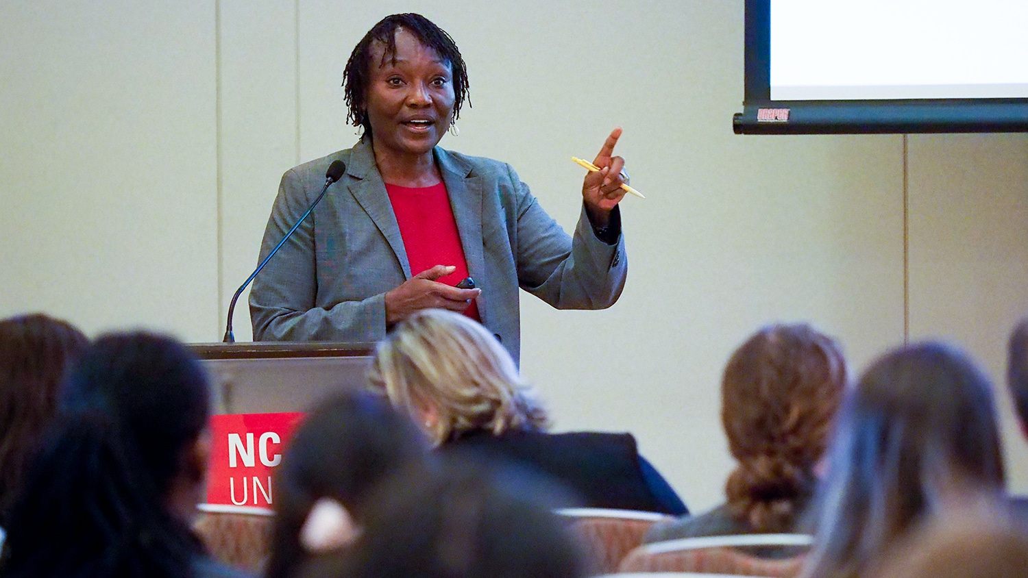 Cathrine Hoyo presents findings from her research at the CHHE Symposium in February 2020.