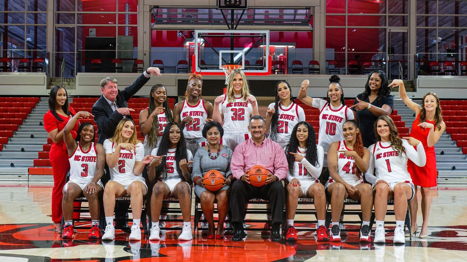 NC State’s women’s basketball team with Gayle and Dwain Lanier