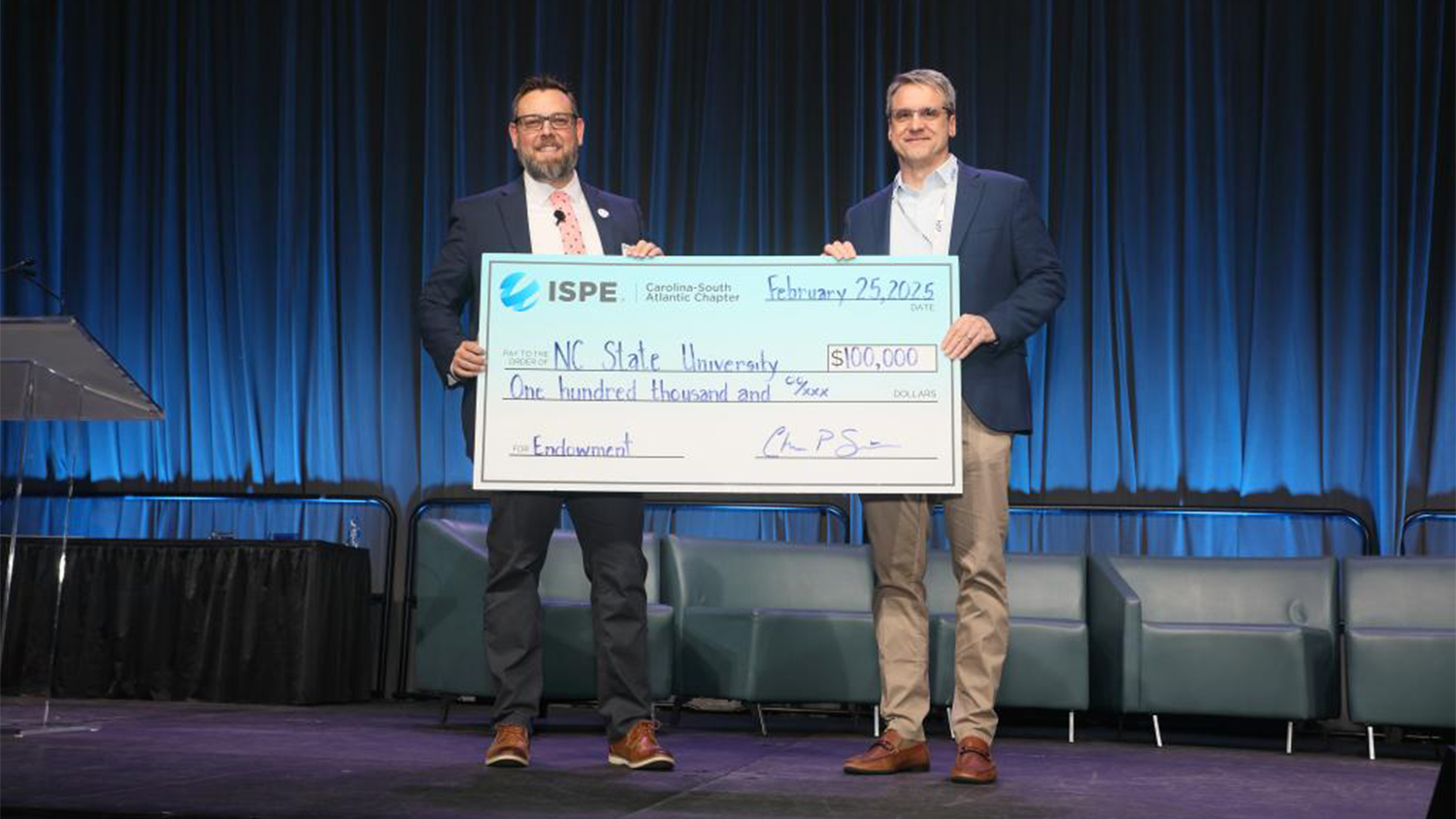 Gary Gilleskie (right), Executive Director of BTEC accepting a $100,000 gift from Chris Smith (left), President of ISPE-CaSA Chapter at the ISPE-CaSA 32nd Annual Tech Show